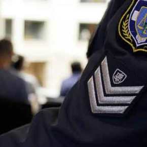 Ρατσισμός κατά των Ελλήνων: Αστυνομικός είχε αναρτήσει άγιες εικόνες και την Ελληνική σημαία στο γραφείο του – Τον μετέθεσαν! – «Είναι τιμή&nbsp;μου»