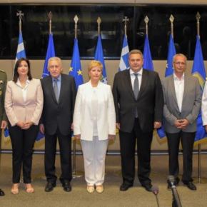 Φωτό από την τελετή παράδοσης – παραλαβής στο Υπουργείο&nbsp;Άμυνας