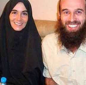 Συγκλονιστική μαρτυρία δημοσιογράφου – Τη βίαζαν 15 μήνες μπροστά στον συντρόφό της&nbsp;(βίντεο)