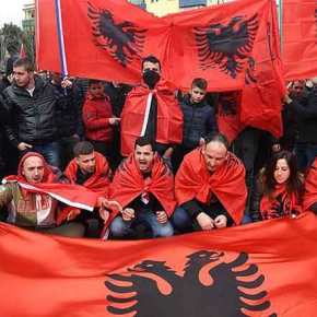 Εκτός ορίων οι Αλβανοί εθνικιστές ενόψει εθνικής επετείου: Πορεία διαμαρτυρίας για τα ελληνικά νεκροταφεία – Κατηγορούν την Ελλάδα για&nbsp;«γενοκτονία»