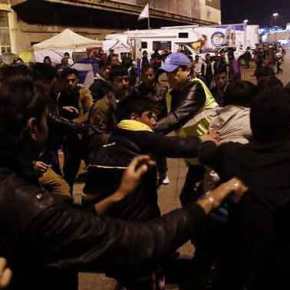 Έτοιμη να εκραγεί η χώρα με τους μετανάστες: Bγήκαν μαχαίρια στην Θεσ/νίκη – Κάνουν μπλόκα στις Εθνικές Οδούς – Βουλιάζουν τα νησιά&nbsp;μας