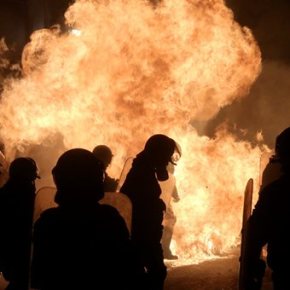 Επίθεση με μολότοφ στο Αστυνομικό Τμήμα στην Ομόνοια, τέσσερις τραυματίες&nbsp;.