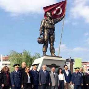 Έστησαν άγαλμα για τον Τούρκο πιλότο του F-16 που “κατερρίφθη” από ελληνικά Mirage 2000 μετά την κρίση των Ιμίων!&nbsp;[pics]