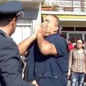 ΟΥΤΕ ΣΤΗΝ ΚΑΤΕΡΙΝΗ ΟΥΤΕ ΠΟΥΘΕΝΑ…!!!! ΒΙΝΤΕΟ: «Προδότεεεες… Κομιτατζήδες είστε… Στα Σκόπια να πάτε!» ΚΑΙ ΤΕΛΙΚΑ ΤΟΝ ΕΣΥΡΑΝ ΣΤΟ&nbsp;ΤΜΗΜΑ…