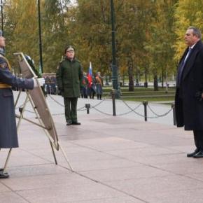 Ο ΥΕΘΑ κατέθεσε στεφάνι στο μνημείο του Άγνωστου Στρατιώτη στο Κρεμλίνο – ΦΩΤΟ –&nbsp;BINTEO