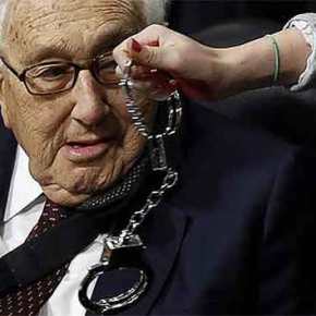 Διαδηλωτές κατά Κίσινγκερ: «Να σαπίσεις στην κόλαση»&nbsp;(BINTEO)