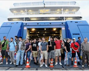 Άλλοι 104 αιτούντες άσυλο αναχώρησαν από τη Λέσβο για την ενδοχώρα&nbsp;.