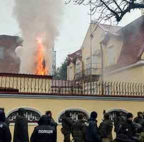 Εκτός ελέγχου η κατάσταση στην Ουκρανία: Πυρπόλησαν το Ρωσικό Προξενείο στο Χάρκοβο (φωτό,&nbsp;βίντεο)