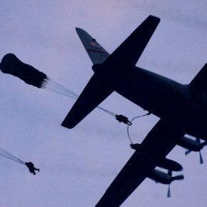 Άλματα αλεξιπτωτιστών των Ειδικών Δυνάμεων από MC-130J Commando II της&nbsp;USAFE