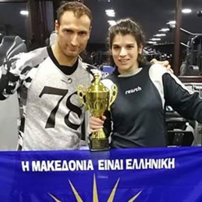 Συγκλόνισε η «ασημένια» Α.Τσομπάνη: Μπήκε στο ρινγκ με το «Μακεδονία Ξακουστή» & «τυλιγμένη» με τον ήλιο της&nbsp;Βεργίνας