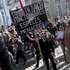 Bίντεο: Οι Γάλλοι αστυνομικοί βγάζουν τα κράνη και στηρίζουν τα «κίτρινα γιλέκα» – «Κλονίζεται» η προεδρία&nbsp;Μακρόν