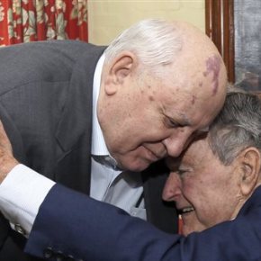 Ο Γκορμπατσόφ τιμά τον Μπους για την συμβολή στο τέλος του Ψυχρού Πολέμου&nbsp;.