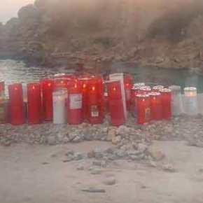 Ένα κερί στη μνήμη της άτυχης Ελένης άναψαν κάτοικοι της Ρόδου στην παραλία της φρίκης&nbsp;[εικόνες]