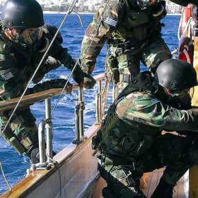 Βίντεο που «κόβει» την ανάσα: Kαρέ-καρέ το ρεσάλτο των βατραχανθρώπων στο ναρκώπλοιο&nbsp;OLA