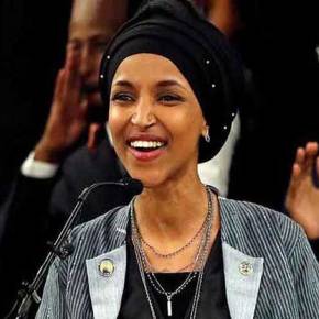 Το αντίπαλο δέος του Τραμπ και εκλεκτή των αντίφα -φιλελέ είναι «πρόσφυγας» από την Σομαλία και φοράει&nbsp;χιτζάμπ