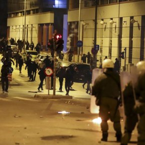 ΕΚΤΑΚΤΟ: Επίθεση σε κλούβα των ΜΑΤ έξω από την&nbsp;ΑΣΟΕΕ