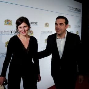 Λαμπερή Μπέτυ Μπαζιάνα στη βράβευση Τσίπρα – Ζάεφ στο Μόναχο&nbsp;[pics]