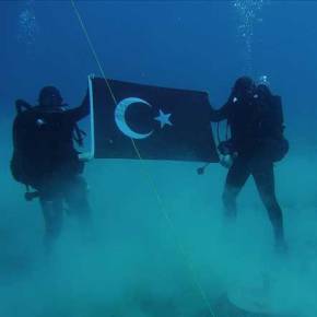 Ασύλληπτη πρόκληση από τους Τούρκους: Κομάντος SAS άπλωσαν την τουρκική σημαία στο βυθό της&nbsp;Σούδας