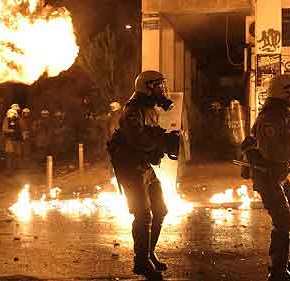 ΕΤΟΙΜΑΖΟΥΝ ΤΑ ΑΡΙΣΤΕΡΑ ΤΑΓΜΑΤΑ ΕΦΟΔΟΥ… «Νομιμοποιούν» τη χρήση εμπρηστικών βομβών «μολότοφ»: Από κακούργημα… απλό πλημμέλημα&nbsp;!