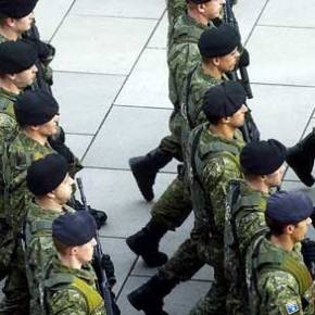 Χαμός στην Αλβανία με τις λιποθυμίες Αλβανών στρατιωτών κατά τη διάρκεια παρέλασης – Έπεφταν σαν τα…&nbsp;κοτόπουλα