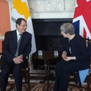 Η Βρετανία θέλει να αποσυρθεί από εγγυήτρια δύναμη, είπε η Μέι στον ΠτΔ της&nbsp;Κύπρου