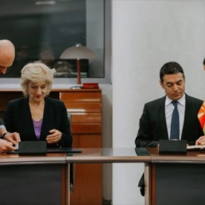 Σκόπια: Ντιμιτρόφ και Αναγνωστοπούλου υπέγραψαν τη νέα συνοριακή&nbsp;διέλευση