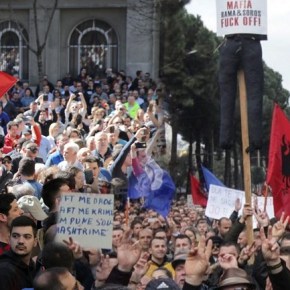 Ρεύμα ανατροπής σε Τίρανα και&nbsp;Βελιγράδι