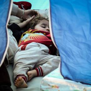 Στην πλατεία Συντάγματος οι πρόσφυγες που διέμεναν σε κατάληψη στα&nbsp;Εξάρχεια