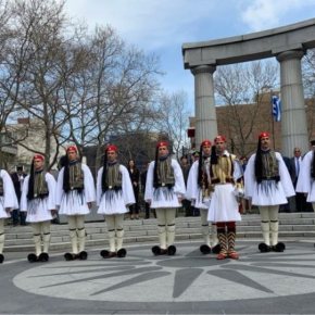 Ο Ελληνισμός κατακλύζει τις ΗΠΑ: Έπαρση της ελληνικής σημαίας με Εύζωνες στην&nbsp;Αστόρια