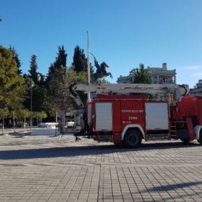 ΠΡΟΣΠΑΘΗΣΑΝ ΝΑ ΤΟ ΚΟΥΚΟΥΛΩΣΟΥΝ! ΣΥΡΟΣ «ΠΡΟΣΦΥΓΑΣ» ΚΑΤΕΒΑΣΕ ΤΗΝ ΕΛΛΗΝΙΚΗ ΣΗΜΑΙΑ ΑΠΟ ΤΗΝ ΠΛΑΤΕΙΑ ΤΟΥ ΑΡΕΩΣ ΤΗΝ ΚΥΡΙΑΚΗ ΤΟΥ ΠΑΣΧΑ – ΑΝΤΙ ΝΑ ΤΟΝ ΔΙΩΞΟΥΝ ΑΡΟΝ ΑΡΟΝ ΤΟΥ ΕΠΕΒΑΛΑΝ ΠΟΙΝΗ ΧΑΔΙ&nbsp;(ΦΩΤΟ)