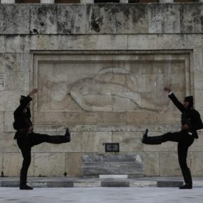 Συγκίνηση στο Σύνταγμα για την Γενοκτονία: Πόντιοι Εύζωνες στην Προεδρική&nbsp;Φρουρά