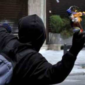 ΕΚΤΑΚΤΟ: Κουκουλοφόροι έκλεψαν κάλπη στα&nbsp;Εξάρχεια!