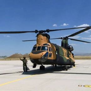 EKTAKTO: Ποιες κυρώσεις; – Οι ΗΠΑ παρέδωσαν τέσσερα ελικόπτερα CH-47F στην Τουρκία –&nbsp;Εικόνες