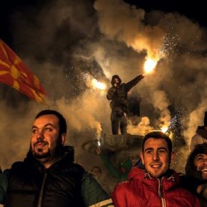 «Βράζουν» οι Σκοπιανοί εθνικιστές: Έκαψαν ελληνικές σημαίες μπροστά από το προξενείο στη Μελβούρνη&nbsp;–