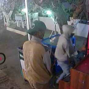 ΗΡΘΑΝΕ… και σαρώνουν τα πάντα…!!! ΒΙΝΤΕΟ – «ΕΠΕΝΔΥΤΕΣ» στη Σάμο ξηλώνουν ότι βρούν για να κλέψουν περίπτερο…!!!