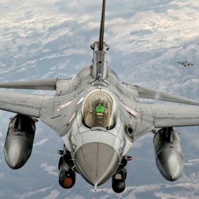 Η ΠΑ ψάχνει αεροδρόμια για παράνομους μετανάστες και η ΤΗΚ παραλαμβάνει βόμβες λέιζερ για να τα…&nbsp;βομβαρδίσει