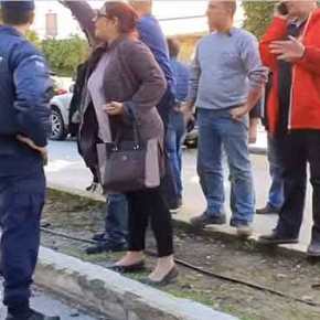 «Γονατίστε τωρα… Γονατίστε όλοι σας… είναι Μουσουλμάνοι…»