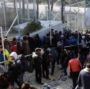 Ένταση στη Ρόδο – Διαδήλωση αλλοδαπών: «Να μας μεταφέρετε άμεσα στην…&nbsp;ενδοχώρα»