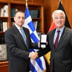 ΥΦΕΘΑ: Τετ-α-τετ Αλκιβιάδη Στεφανή με τον πρέσβη της Γερμανίας – Στο προσκήνιο τα&nbsp;Leopard
