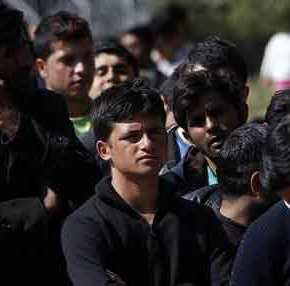 Βίντεο: Πορεία εκατοντάδων μουσουλμάνων με κραυγές «Αλλάχ ου ακμπάρ» στην Σάμο λίγες ημέρες πριν τα&nbsp;Χριστούγεννα!