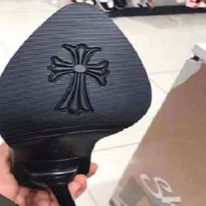 Μουσουλμάνοι στο Ιρακινό Κουρδιστάν πωλούν παπούτσια για να «ποδοπατήσουν τον&nbsp;Σταυρό»