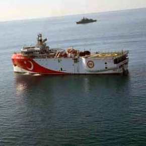 Τουρκικά πολεμικά πλοία έσπευσαν στο Oruc Reis – Με απλωμένα καλώδια στην ελληνική υφαλοκρηπίδα το&nbsp;ερευνητικό