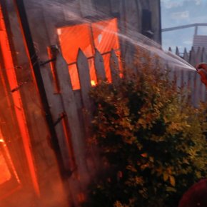 Νύχτα τρόμου στη Μόρια: Αλλοδαποί μπήκαν στο χωριό και καίνε σπίτια με ανθρώπους μέσα!&nbsp;(βίντεο)