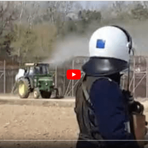 Αγρότης στον Έβρο ψεκάζει με το τρακτέρ τους λαθρομετανάστες!