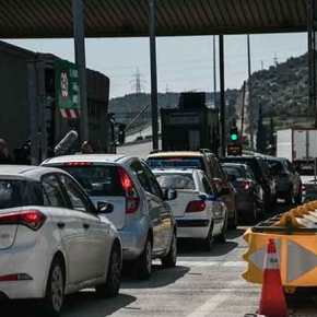 Κορωνοϊός: Δεν υπάρχει καμία σωτηρία – Ουρές στα διόδια από πολίτες που νομίζουν ότι είναι σε&nbsp;διακοπές