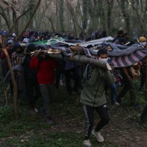 Έβρος: Οι αλλοδαποί κατασκευάζουν ξύλινα πλέγματα για να περάσουν πάνω από τον&nbsp;φράχτη!