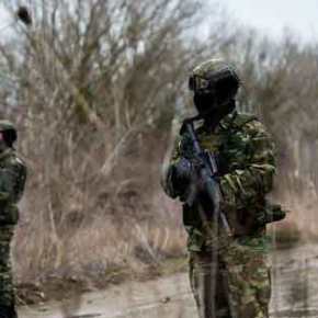 Έβρος: Ο Στρατός συλλαμβάνει λαθραίους μετανάστες μπροστά στην κάμερα του ΑΡ και του&nbsp;RT