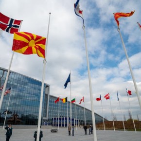 Η σημαία της Βόρειας Μακεδονίας υψώθηκε στον ιστό του&nbsp;ΝΑΤΟ