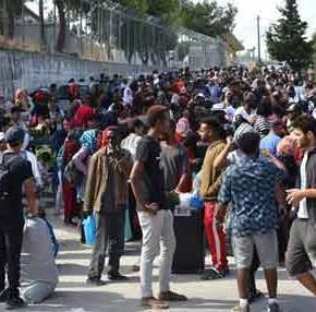 Μόρια: Αστυνομικοί παρακαλούν τους αλλοδαπούς να σεβαστούν την απαγόρευση κυκλοφορίας και αυτοί…&nbsp;βήχουν