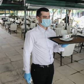 Άρση μέτρων: Χαμός στις καφετέριες – «Μασκοφόροι» σερβιτόροι, αποστάσεις και&nbsp;αντισηπτικά